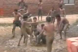 Tradition of playing Holi with soil in the rural areas of Patna