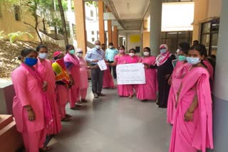 Protest by Asha activists