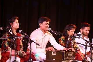 Broadcasting of the folk singing of Baghelkhand region in succession