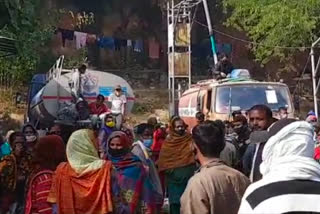 Slum dwellers in South Delhi protesting Outside the water board office