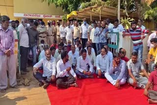 public-protests-in-front-of-sakkarayapattana-town-police-station