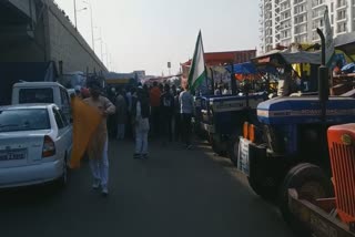 Farmers performing at Ghazipur border