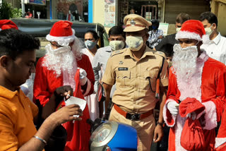 distributes masks to vehicle owners