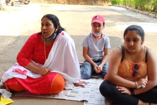 Wife-children protest in SP office denouncing husband arrest