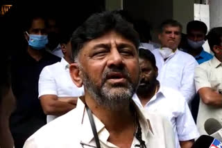 Cong Karnataka chief D K Shivakumar blames minister Sudhakar night curfew decision  D K Shivakumar  minister Sudhakar  night curfew  കര്‍ണ്ണാടകയിലെ രാത്രി കർഫ്യൂ തീരുമാനം; മന്ത്രി സുധാകറിനെ കുറ്റപ്പെടുത്തി ഡി.കെ.ശിവകുമാര്‍  കര്‍ണ്ണാടക  രാത്രി കർഫ്യൂ  കര്‍ണ്ണാടകയിലെ രാത്രി കർഫ്യൂ തീരുമാനം  മന്ത്രി സുധാകറിനെ കുറ്റപ്പെടുത്തി ഡി.കെ.ശിവകുമാര്‍