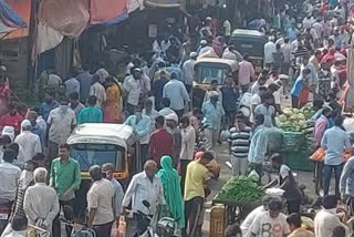 people-breaks-rule-of-social-distance-in-mankhurd-vegetable-market