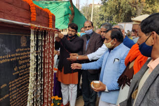 MP Manoj Tiwari laying the foundation stone of development work