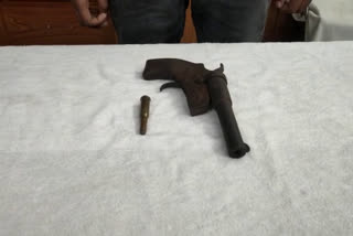 kaliachak police arrest a man with arms