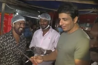 Sonu Sood visits local eatery in Hyderabad, surprises fan