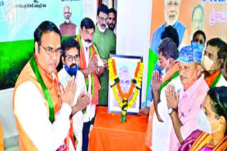 vajpayee-jayanthi-celebrated-at-srikakulam-district-bjp-office