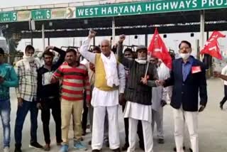 farmers made four toll plaza free in Jhajjar district