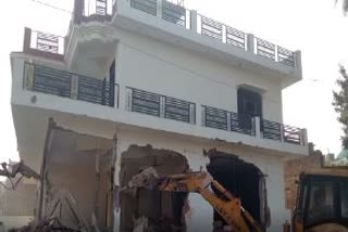 gangster ganesh yadav illegal house demolished in prayagraj