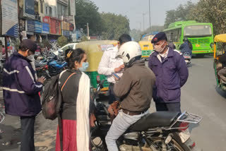 Traffic police cut the challan of vehicles parked illegally on the road