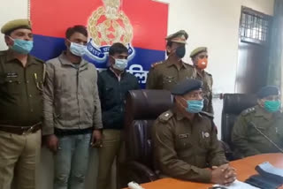 हाथरस पुलिस की गिरफ्त में आरोपी.