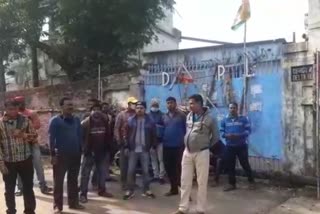 agitation of workers over closed factory