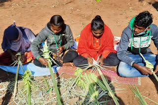 women-are-making-money-by-making-bouquets-in-dantewada