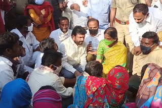 Sabita indra reddy visited the families of the deceased in Chittampalli road accident