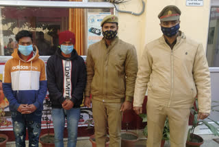 लखनऊ पुलिस गिरफ्त में आरोपी.