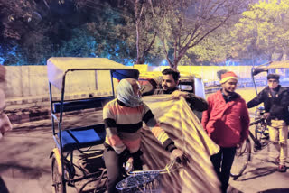 Santa distribute blankets to the rickshaws