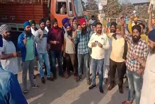 Truck owners boycott Reliance petrol pump by burning customer card