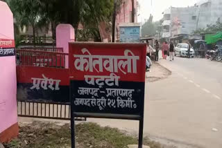 धरने पर बैठे परिवार से पुलिस ने की अभद्रता