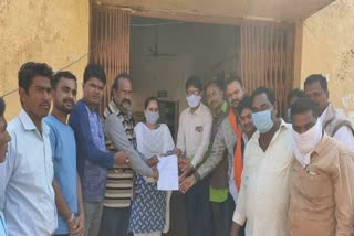 BJP submitted a memorandum to the Tehsildar for cash payment of transport and gunny bags in bemetara