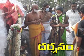 mlc kavitha visited adivarahaswamy temple at kamanpur in peddapalli district
