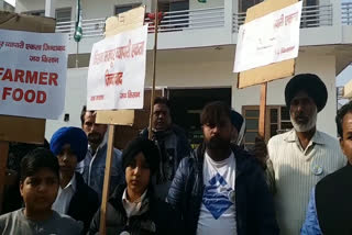 farmers-protest-in-front-of-poling-booth-in-ambala