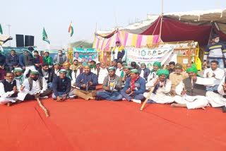 Farmers protest by clapping in noida chilla border