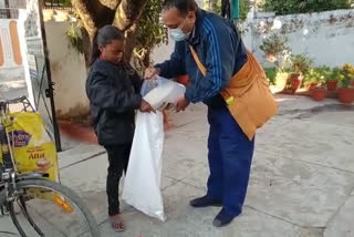 Sandeep Gupta of Dehradun launched a campaign to deliver food to the needy people