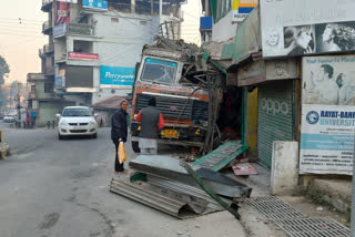 Truck hit Tempo Traveler in sundernagar