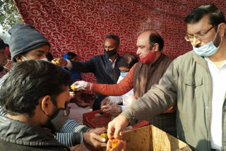 food and mask distribution in madhu vihar