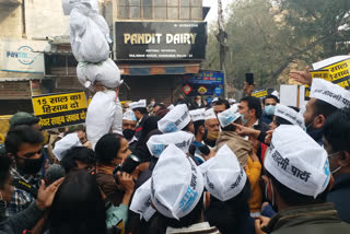 protest of AAP party at the mayor office in east delhi