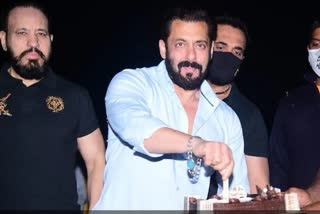 salman-khan-celebrates-birthday-at-panvel-farmhouse