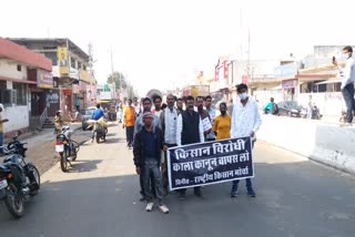 farmers-siege-mp-suvidha-kendra-in-protest-against-central-government-agricultural-law-in-mahasamund