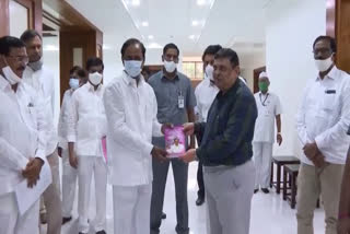 cm-kcr-pr-jwala-narasimha-rao-books-presentation-to-cm-kcr-in-pragathi-bhavan