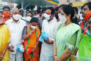 Union Minister kishan reddy distributes masks to the people at himayatnagar