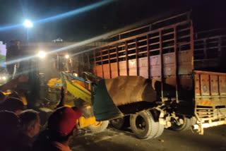 devgarh rajsamand news,  road accident, ट्रकों की टक्कर, चालक की मौत