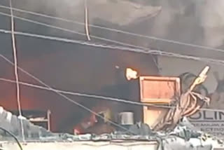 mobile battery charger warehouse caught fire in in karol bagh delhi