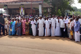 குமளங்குளம் ஊராட்சி  panchayat leader  Kumangulam panchayat leader  ஊராட்சி தலைவருக்கு பதவிப்பிரமாணம் செய்து வைக்கக்கோரி ஆர்ப்பாட்டம்  குமளங்குளம் ஊராட்சி தலைவர்  Kumangulam People Protest To Swearing Panchyat Leader