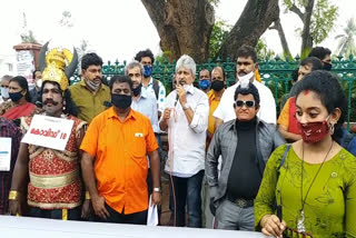 Neglect of stage artists  Protest group in front of the Secretariat  സ്റ്റേജ് കലാകാരന്മാരോട് അവഗണന  സെക്രട്ടേറിയറ്റിന് മുന്നിൽ പ്രതിഷേധ കൂട്ടായ്‌മ