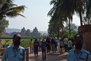 Huge number of tourists Visiting to historical places