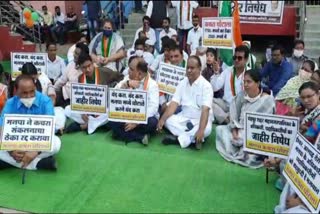 Congress city president Ramu Tiwari protest
