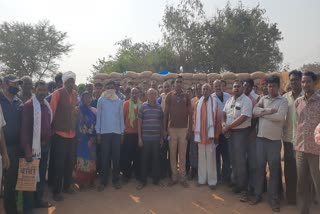 4-village-farmers-strike-due-to-lack-of-bardana-at-mopka-procurement-center-in-bhatapara