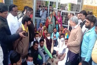 Citizens lock door of biaora municipality