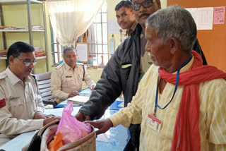 The police helped the villager and gave the lost bag