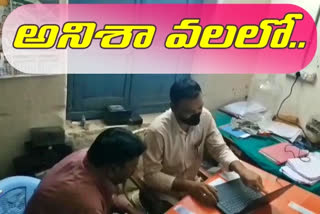 anti-corruption-department-officials-caught-a-power-department-official-taking-a-bribe-in-adilabad-town