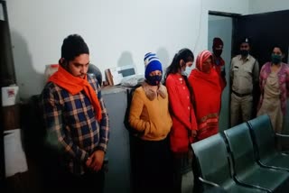 police-arrested-a-youth-along-with-three-women-for-sex-racket-in-raipur