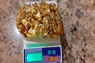 Customs  Customs arrests woman  Mumbai  Mumbai International Airport  Customs seizes gold  Gold seized at Mumbai airport  Gold sheet  സ്വർണം  യുവതി പിടിയിൽ