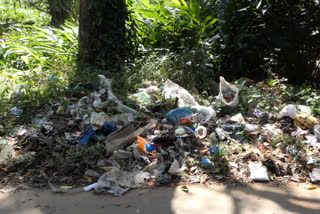 idukki manjakuzhi  Extensive waste disposal  റോഡരികില്‍ വ്യാപക മാലിന്യ നിക്ഷേപം  മഞ്ഞക്കുഴി നിവാസികള്‍  ഇടുക്കി